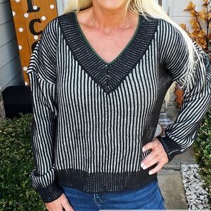 New In V-neck Long Sleeve Pullover Knit Sweater Black/Green Women’s Size Medium